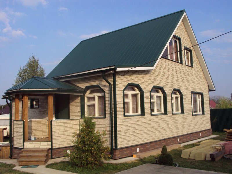 Дом с сайдингом и зеленой крышей