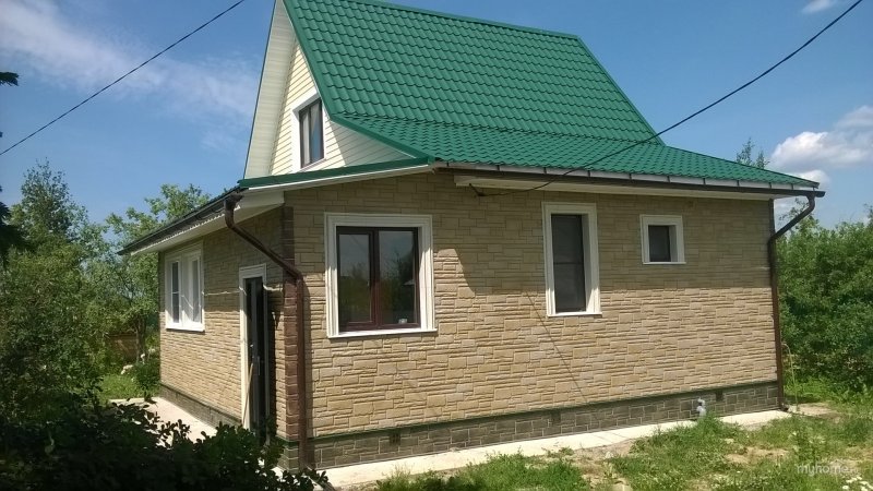 Зеленая крыша металлосайдинг под кирпич