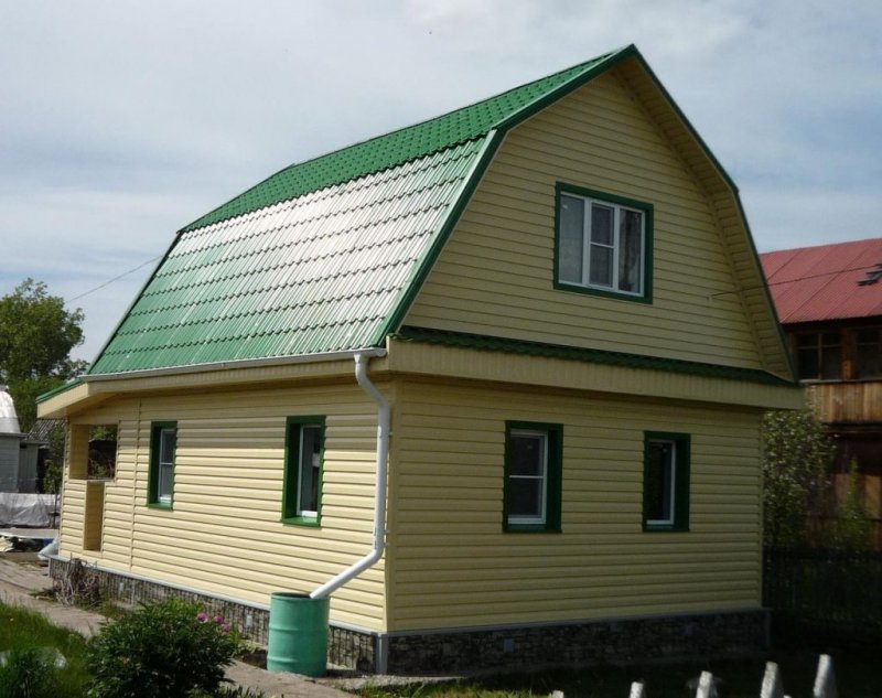 Сайдинг с зеленой крышей