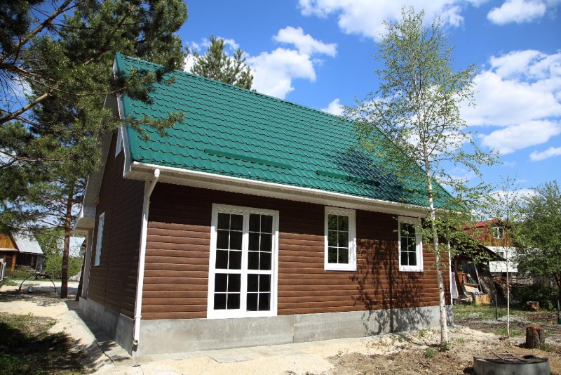 Металлопрофиль дом с зеленой крышей