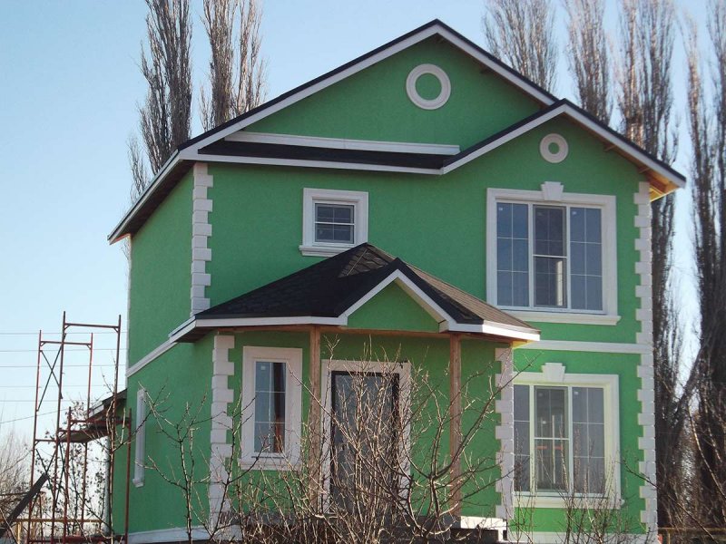 Крашеный дом с зеленой крышей