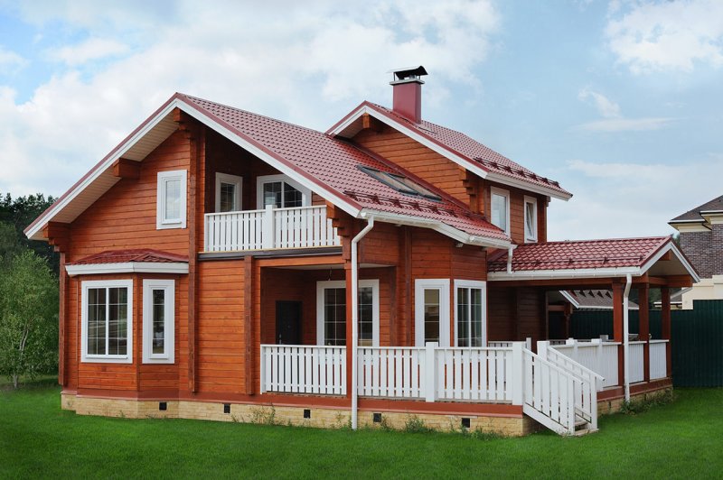 Деревянный дом с красной крышей