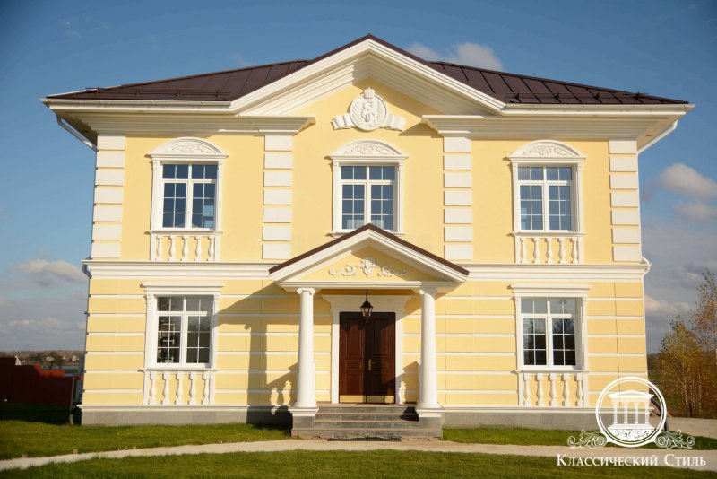 Янтарный фасад с лепниной
