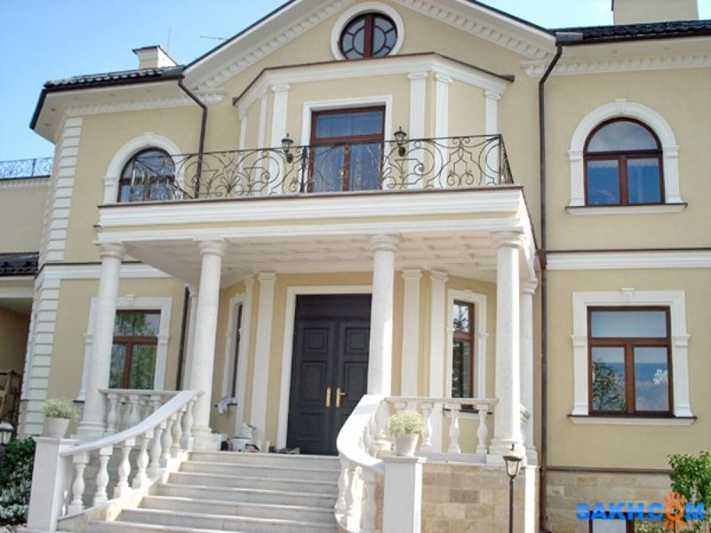 Фасад балкона с колоннами