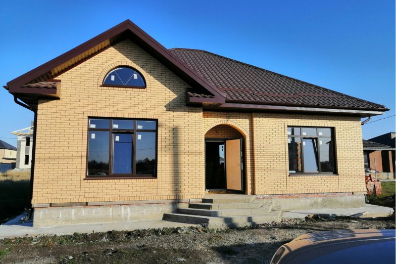 Частный дом одноэтажный из желтого кирпича