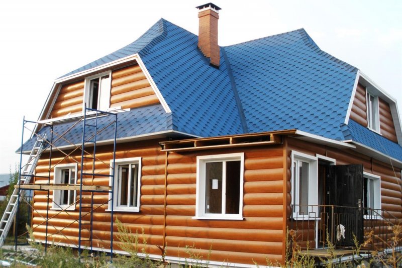 Деревянный дом с синей крышей