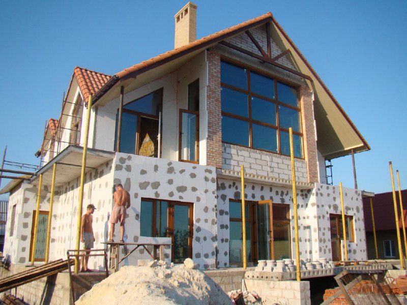 Фаса дома из пенопласта и штукатурки