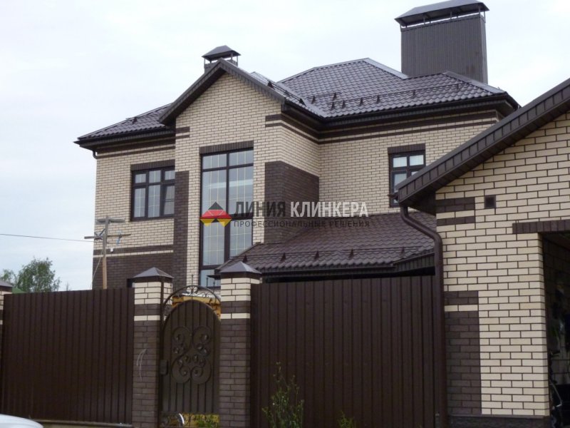 Фасад из коричневого кирпича