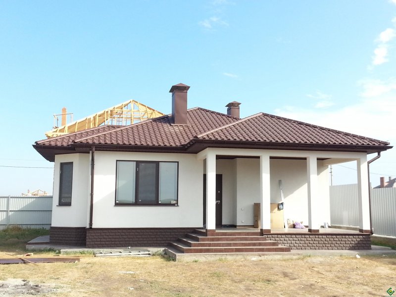 Дом с фасадной штукатуркой одноэтажный