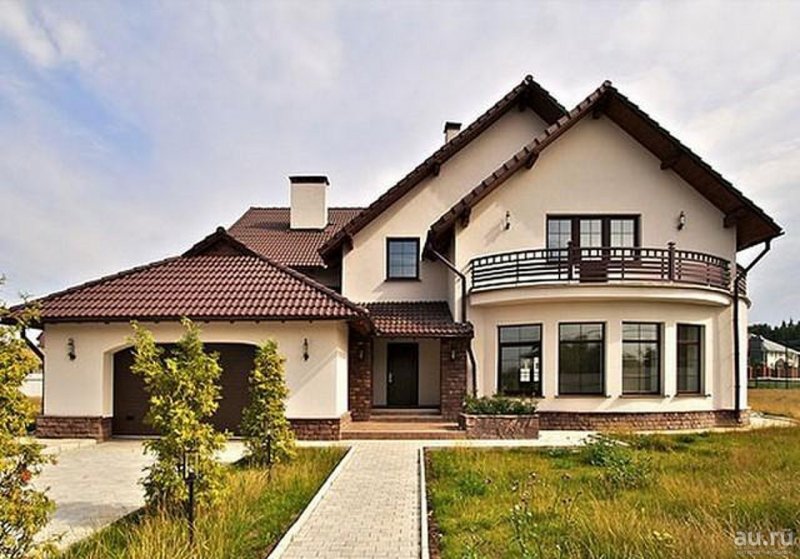Красивый загородный дом