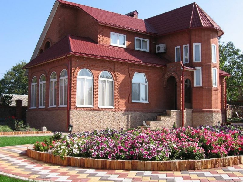 Особняк из красного кирпича