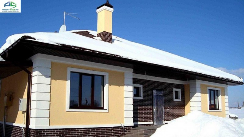 Фасад кирпичного двухэтажного дома