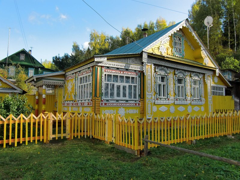 Деревянный дом в деревне