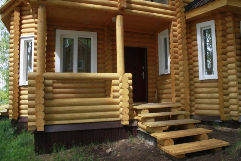 Крыльцо в бревенчатом доме