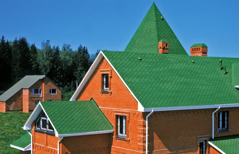 Зеленый дом с красной крышей