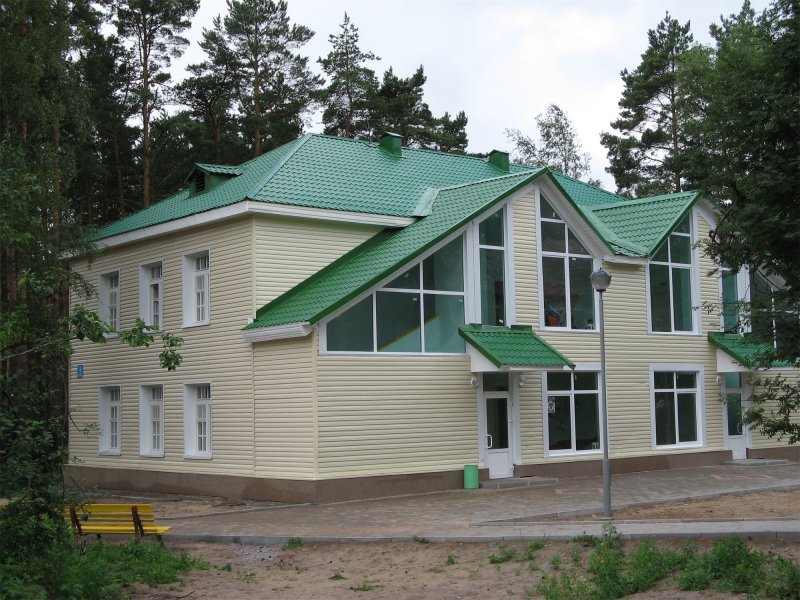 Загородный дом с зеленой крышей