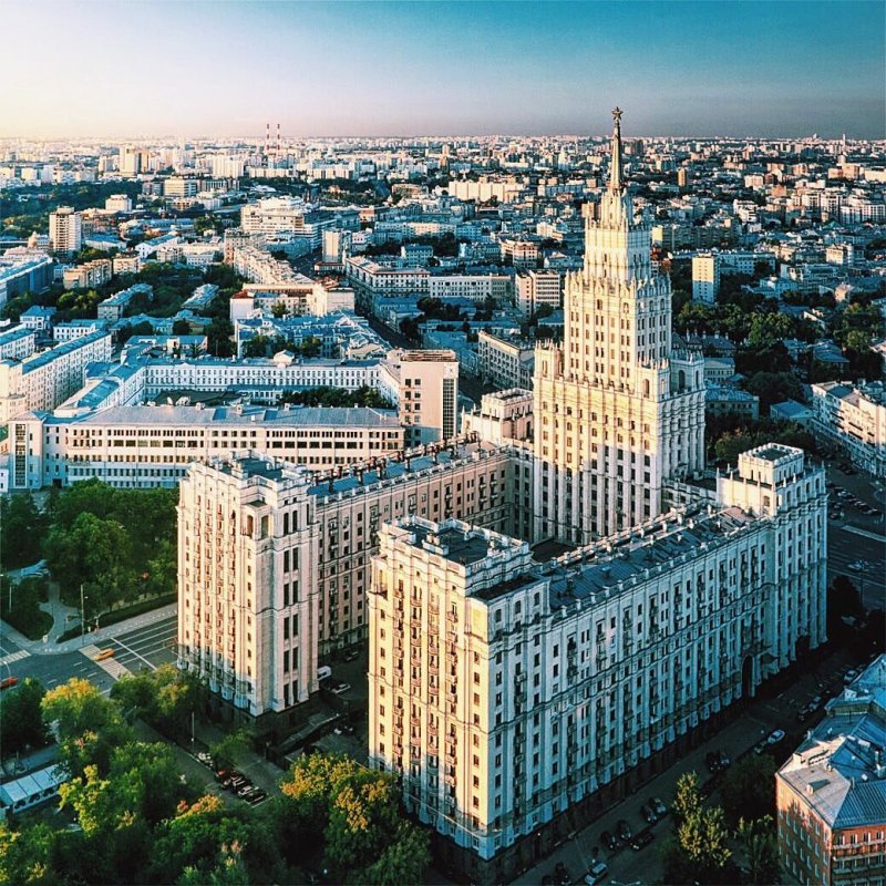 Высотка на красных воротах