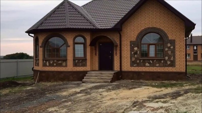 Красивый одноэтажный кирпичный дом