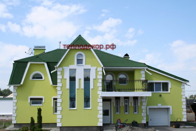 Желтый дом с зеленой крышей