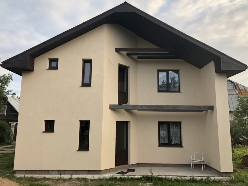 Мокрый фасад с декоративными элементами