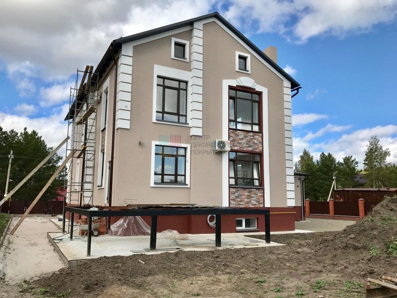 Двухэтажный дом с отделкой мокрый фасад