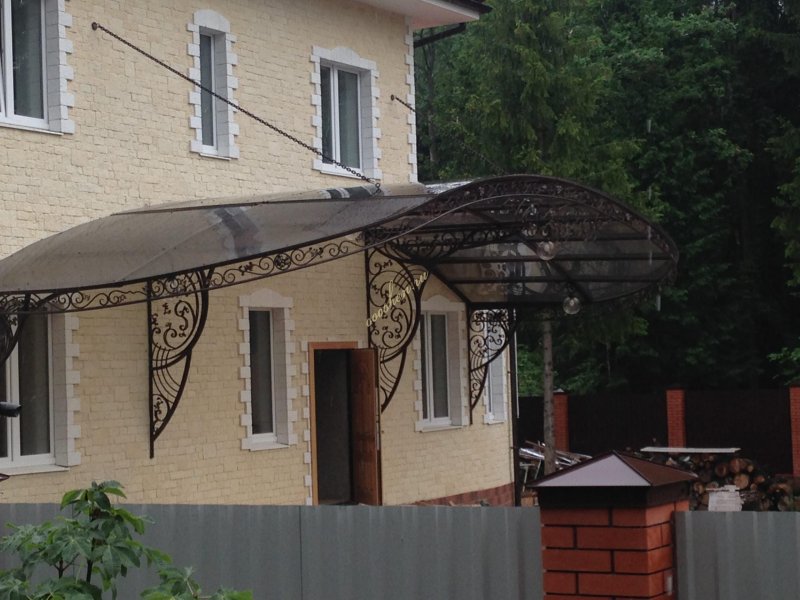 Козырёк над крыльцом