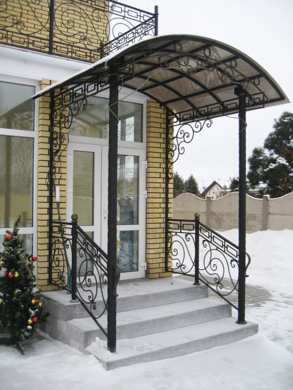 Кованые крылечки с козырьком