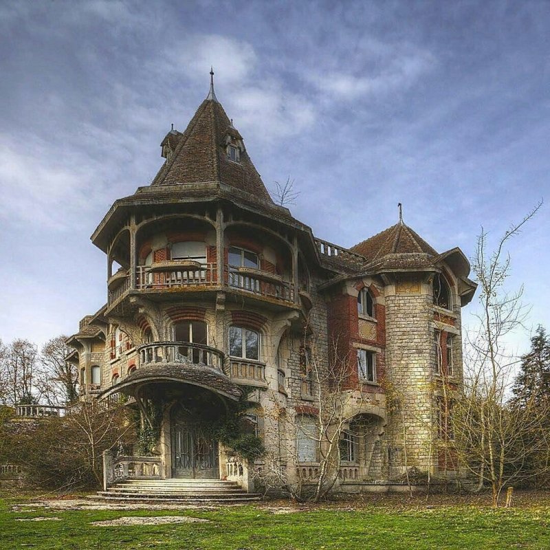 Заброшенный особняк Manor House зимой