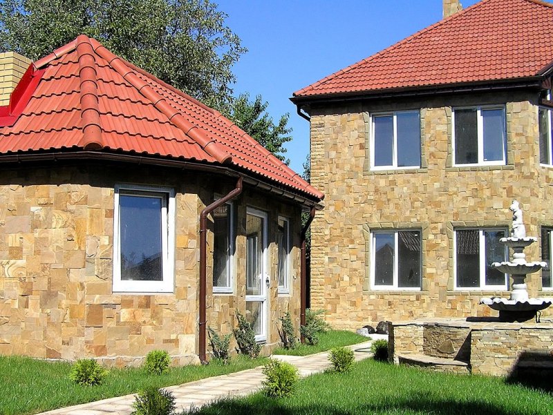 Фасад из натурального камня