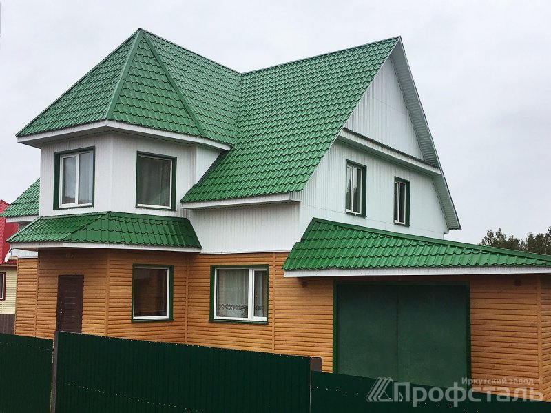Загородный дом с зеленой крышей