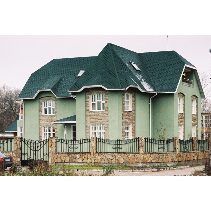 Бежевый дом с зеленой крышей