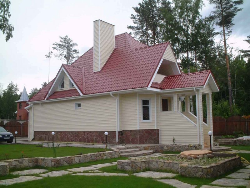 Фасады домов с бордовой крышей