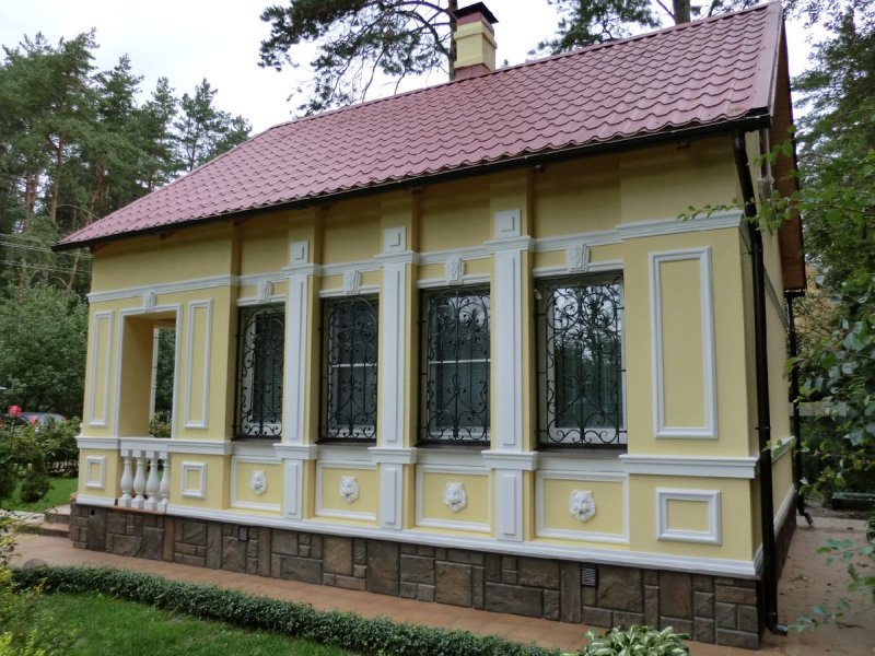 Одноэтажный дом с отделкой фасаде лепниной