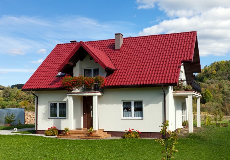 Деревянный дом с красной крышей
