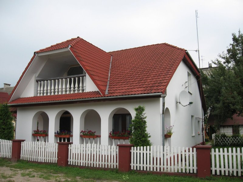 Белый дом с красной крышей
