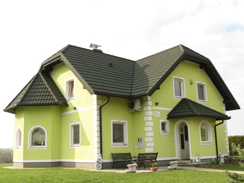 Фасады домов с зеленой крышей