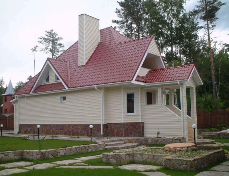 Дом с бордовой крышей