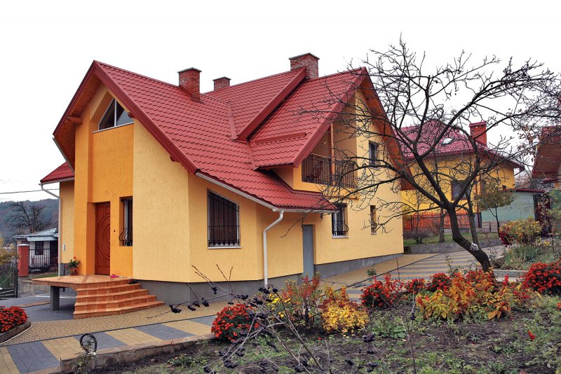 Оранжевый дом с коричневой крышей