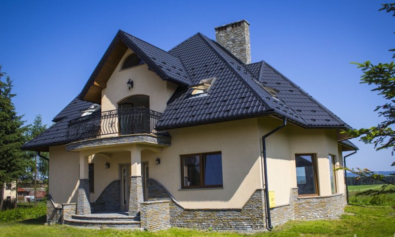 Красивый дом с металлочерепицей
