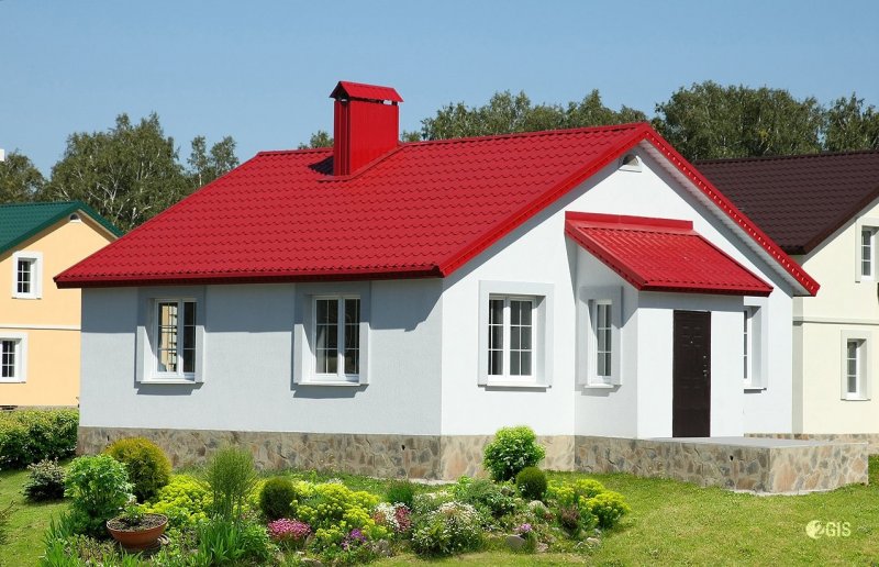 Белый домик с красной крышей