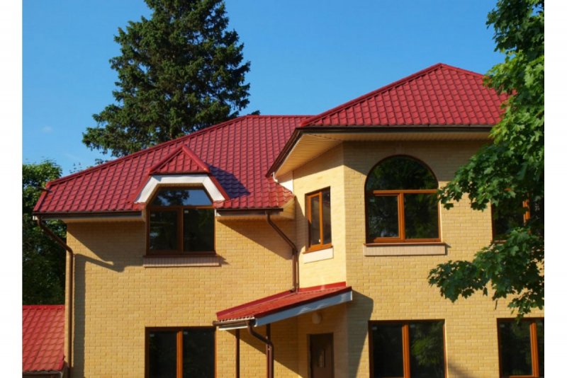 Кирпичный дом с красной крышей