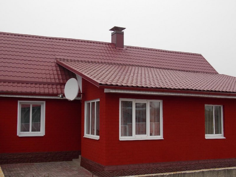Домик с бордовой крышей