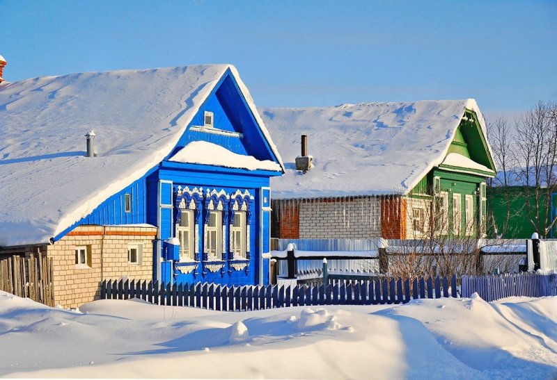 Деревенский дом зимой