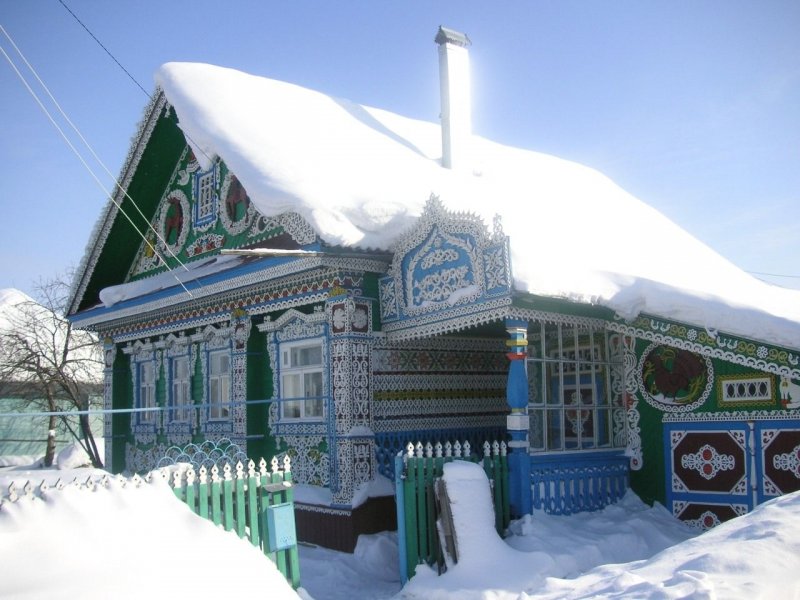 Русский деревянный дом зимой