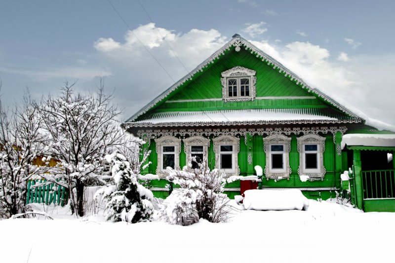 Зеленый деревенский дом