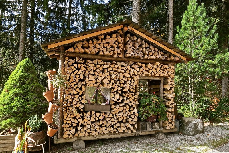 Дровница из дерева