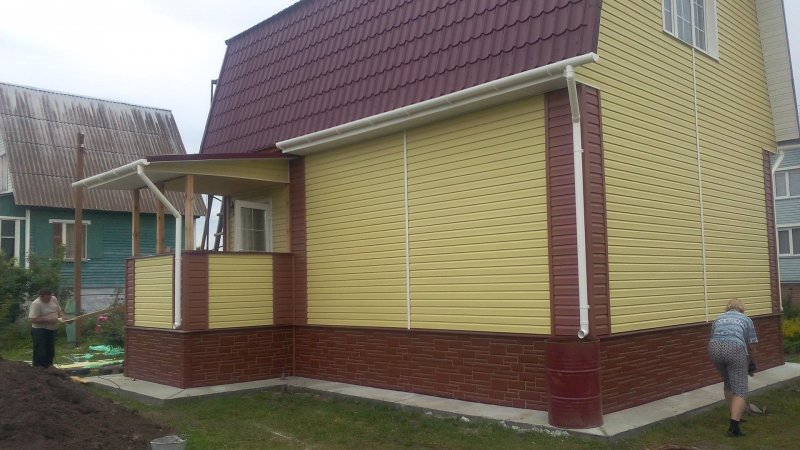 Отделка фасада дачи сайдингом