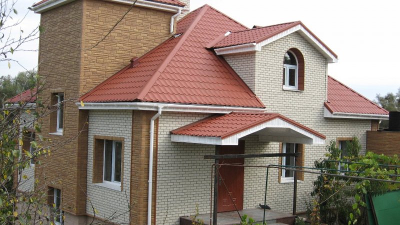 Отделка дома цокольными панелями под кирпич