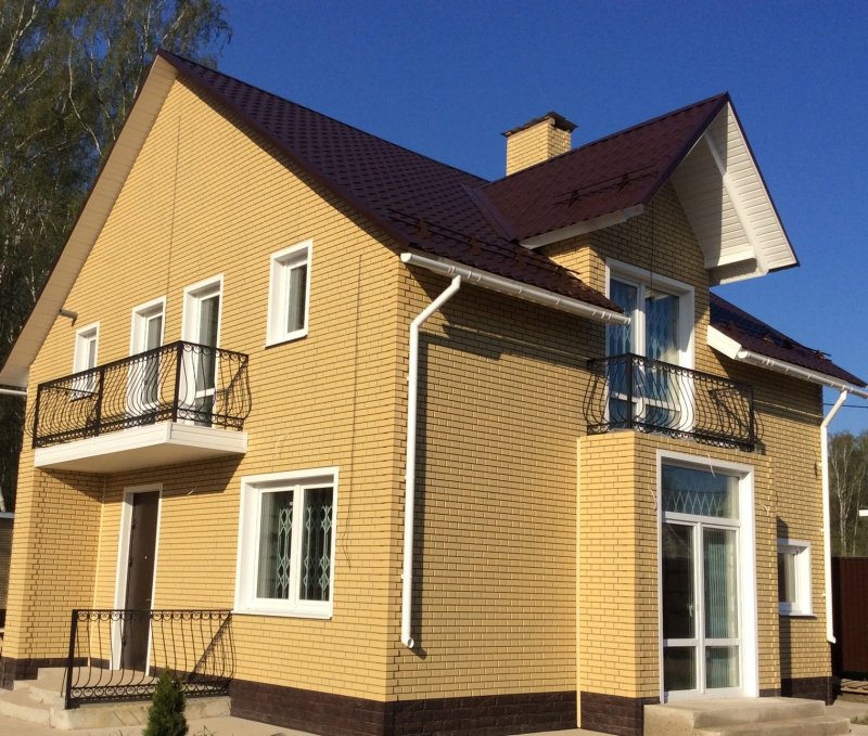 Фасады домов из желтого кирпича