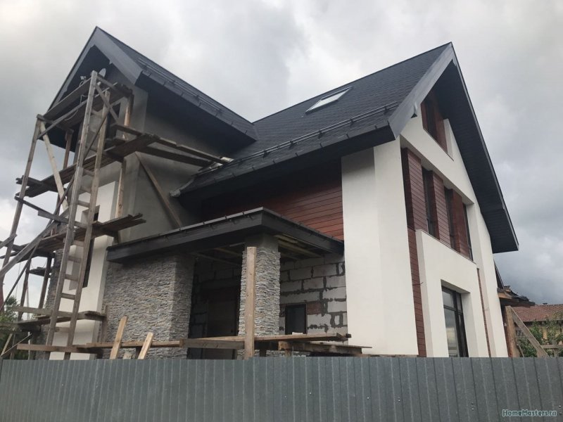 Фасад из планкена и штукатурки
